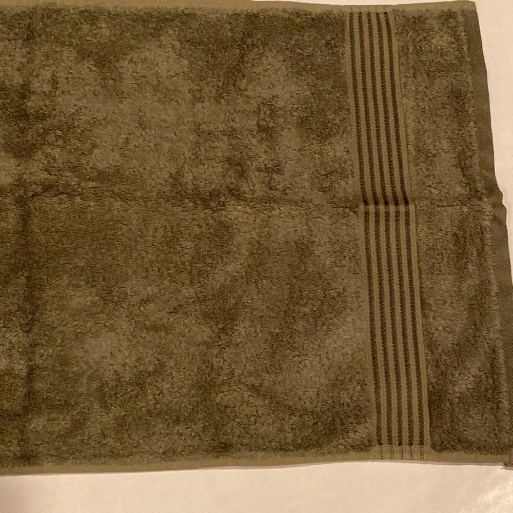 NEW BNWOT Home spa Olive green Large Hand towel 15.5